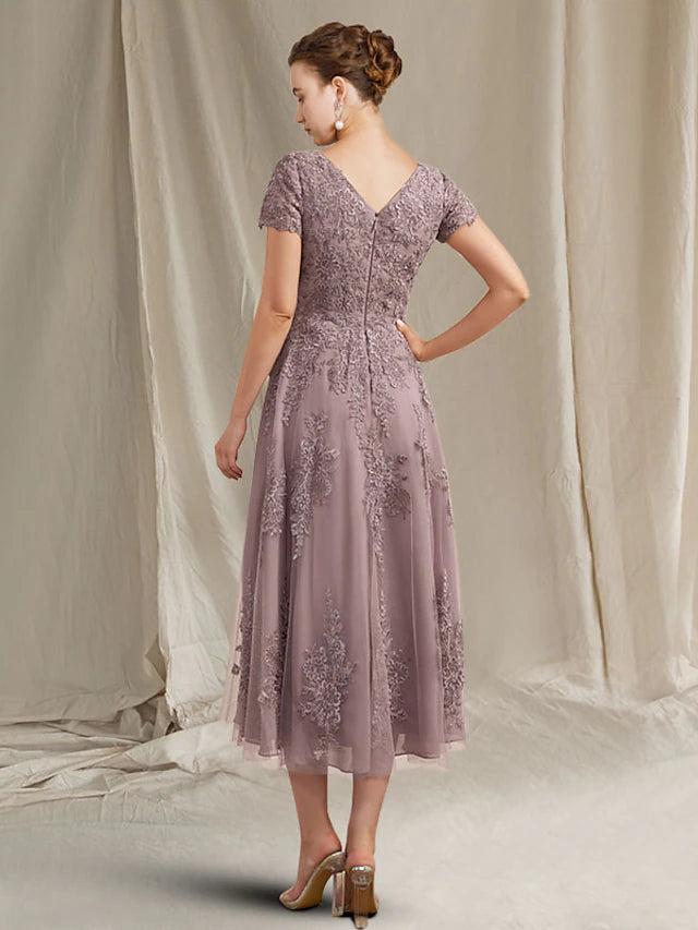 A-Line Mother of the Bride Dress Elegant Jewel Neck Tea Length Lace Tu