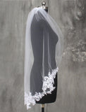 One-tier Lace Applique Edge Wedding Veil Fingertip Veils with Appliques Lace / Tulle / Mantilla