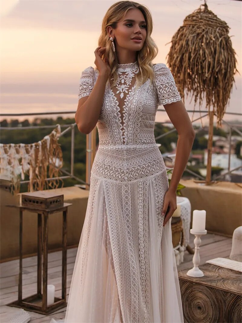 Beach Boho Wedding Dresses A-Line Illusion Neck Short Sleeve Court Train Lace Bridal Gowns With Appliques