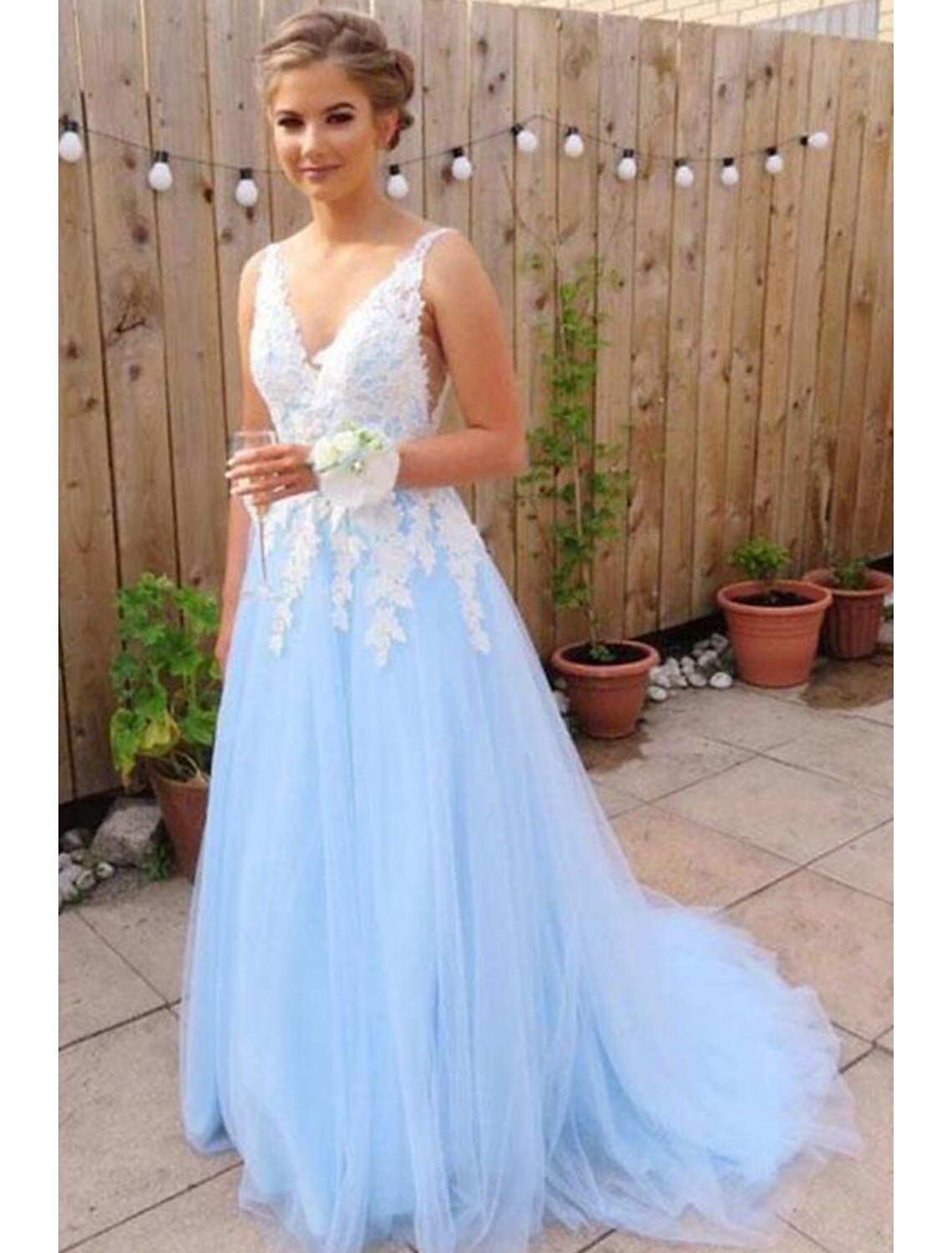 A-line/Princess V Neck Sleeveless Court Train Tulle Prom Dress With Appliqued
