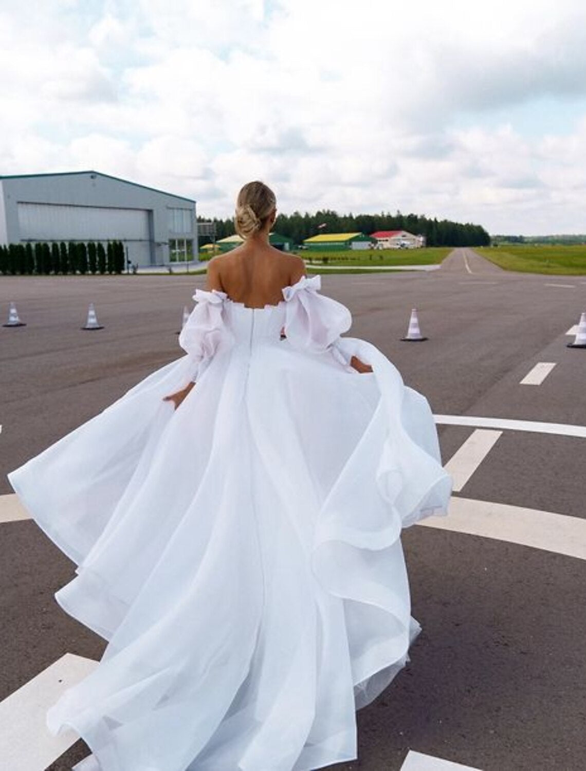 Beach Casual Wedding Dresses A-Line Off Shoulder Long Sleeve Court Train Organza Bridal Gowns With Solid Color
